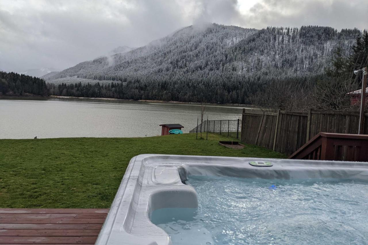 Lakefront Cabin With Stunning Mountain Views And Dock! Mineral Ngoại thất bức ảnh