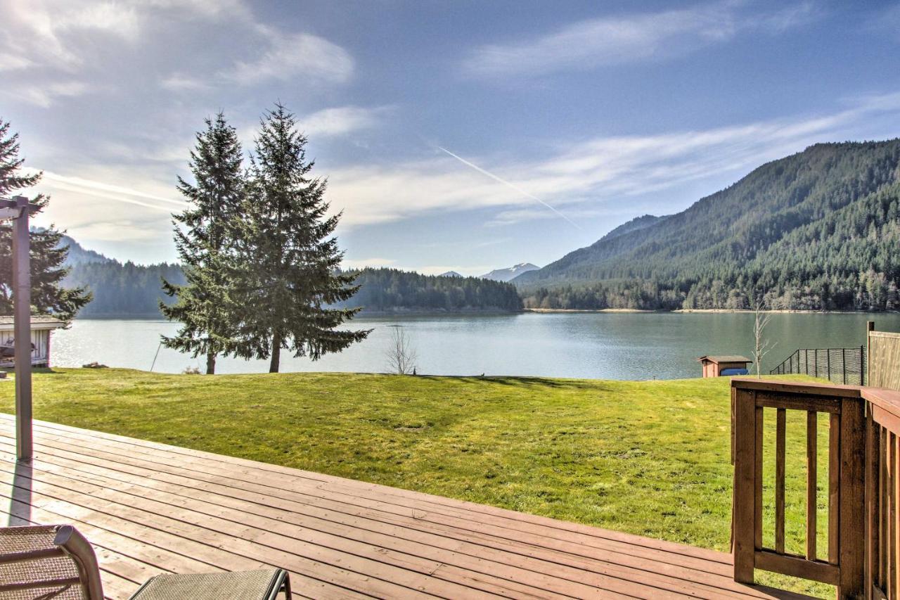 Lakefront Cabin With Stunning Mountain Views And Dock! Mineral Ngoại thất bức ảnh